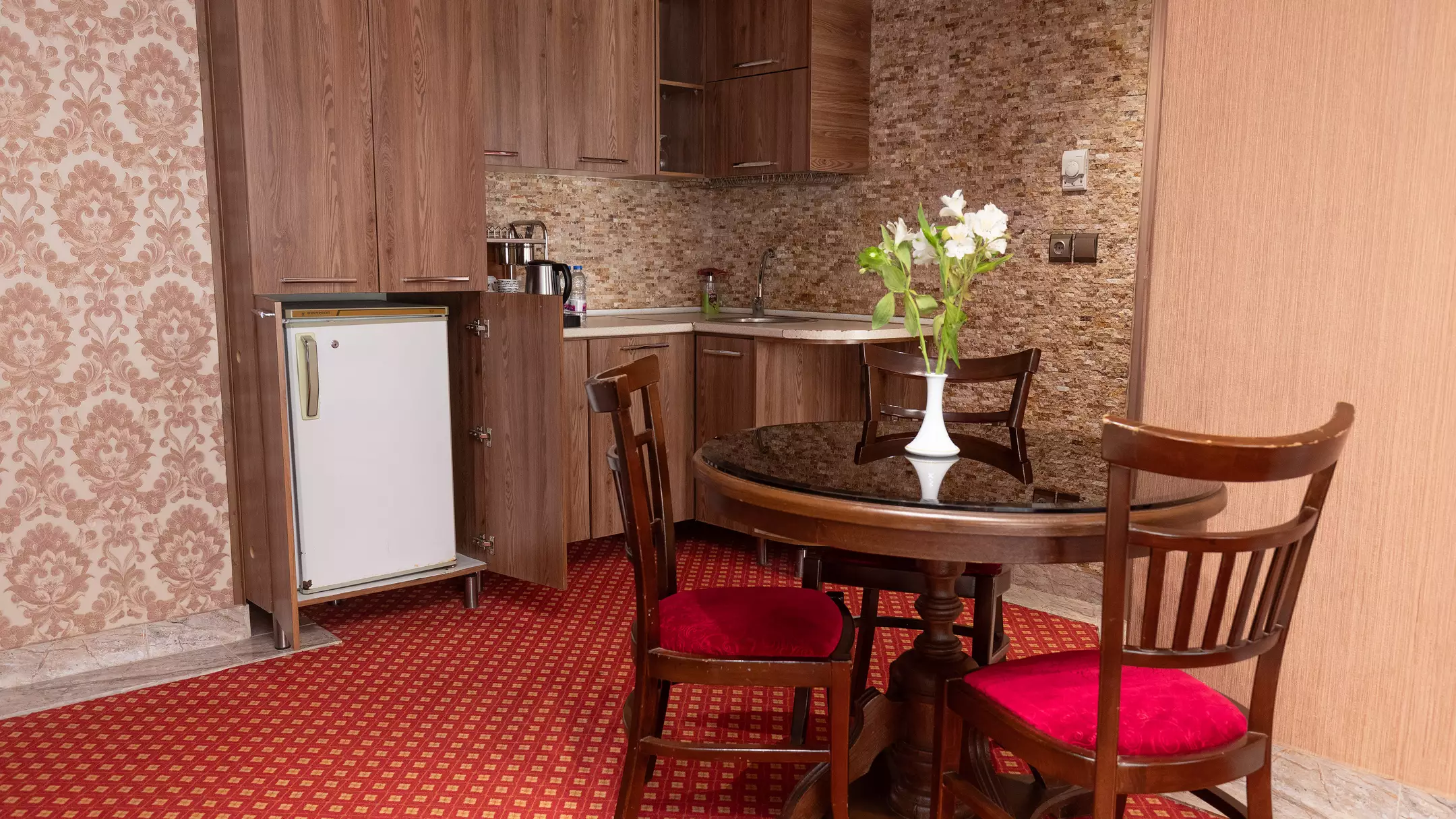 Alibaba https://cdn.alibaba.ir/ostorage/hotel-accommodation-images/674eb2d510d0d5745be3d4aa_هتل مرمر - سوئیت یک خوابه سه تخته سینگل (2).webp